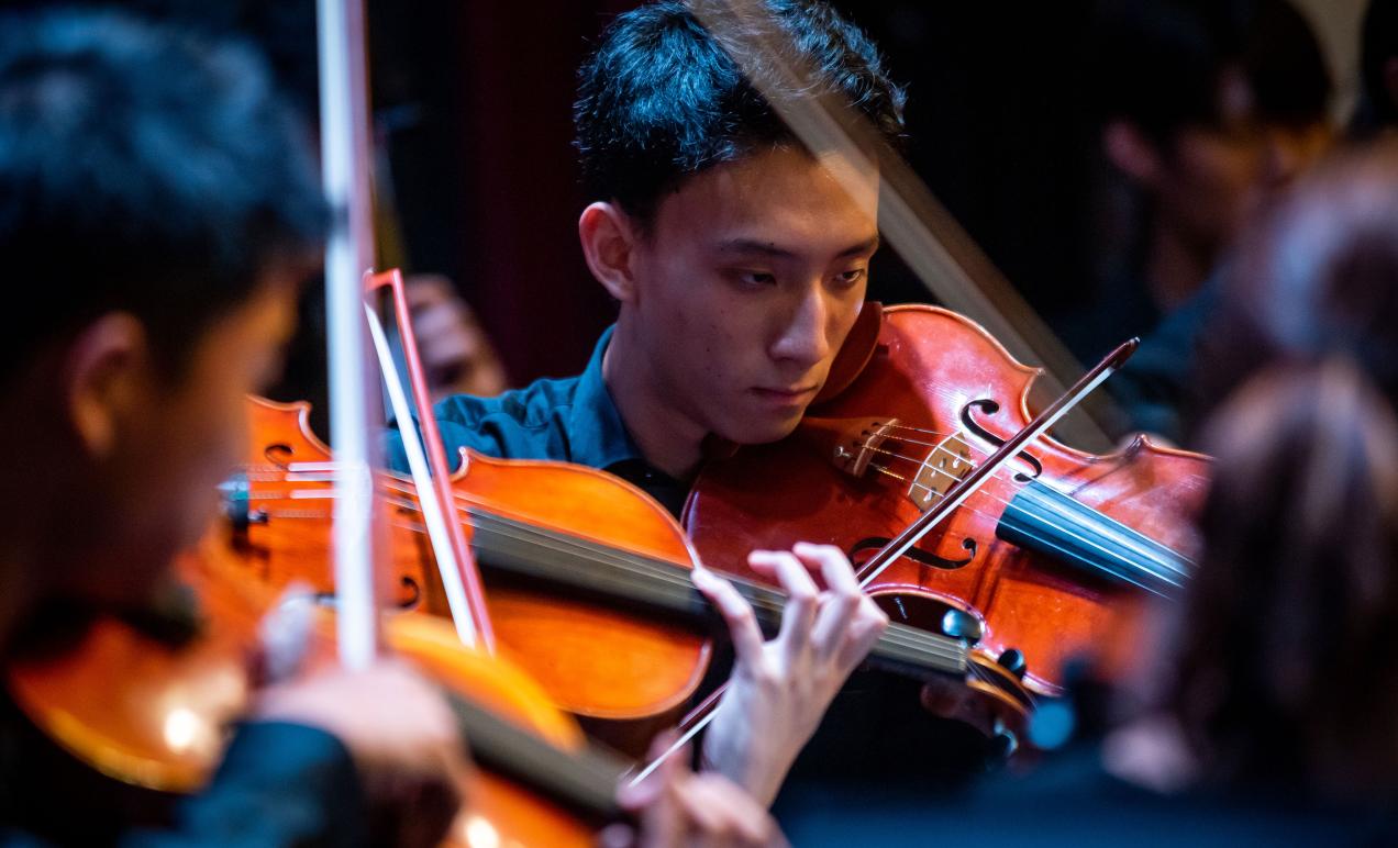 Shun (David) Yan '22 in orchestra