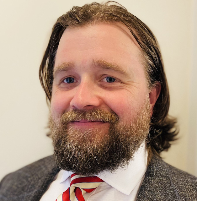 Chas Hollinger headshot