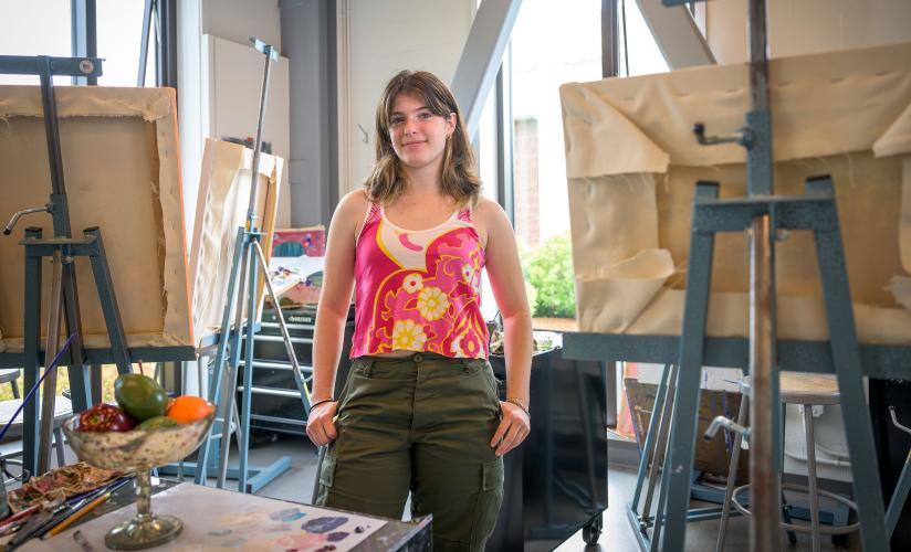 Samantha Seeley '23 in art studio