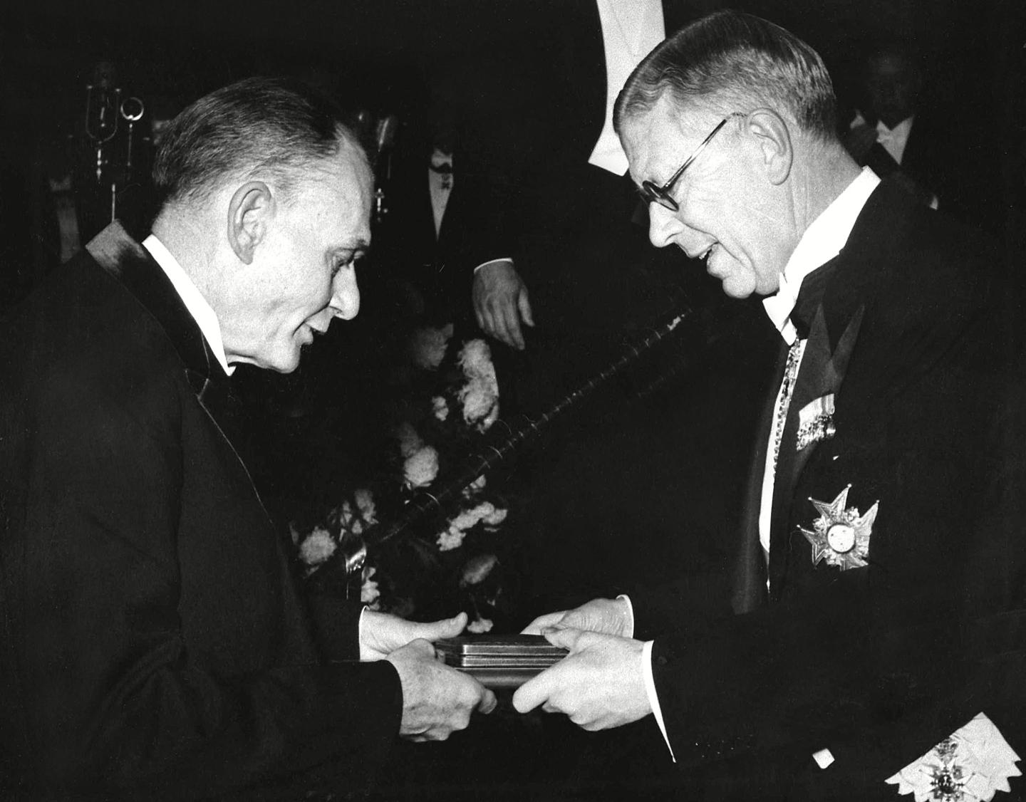 Enders receiving Nobel prize