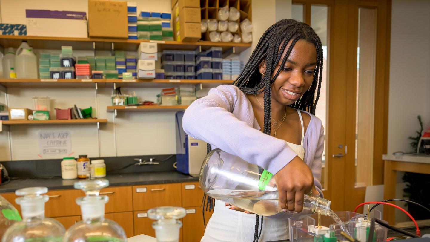 Nia Goodloe-Pierre in science lab
