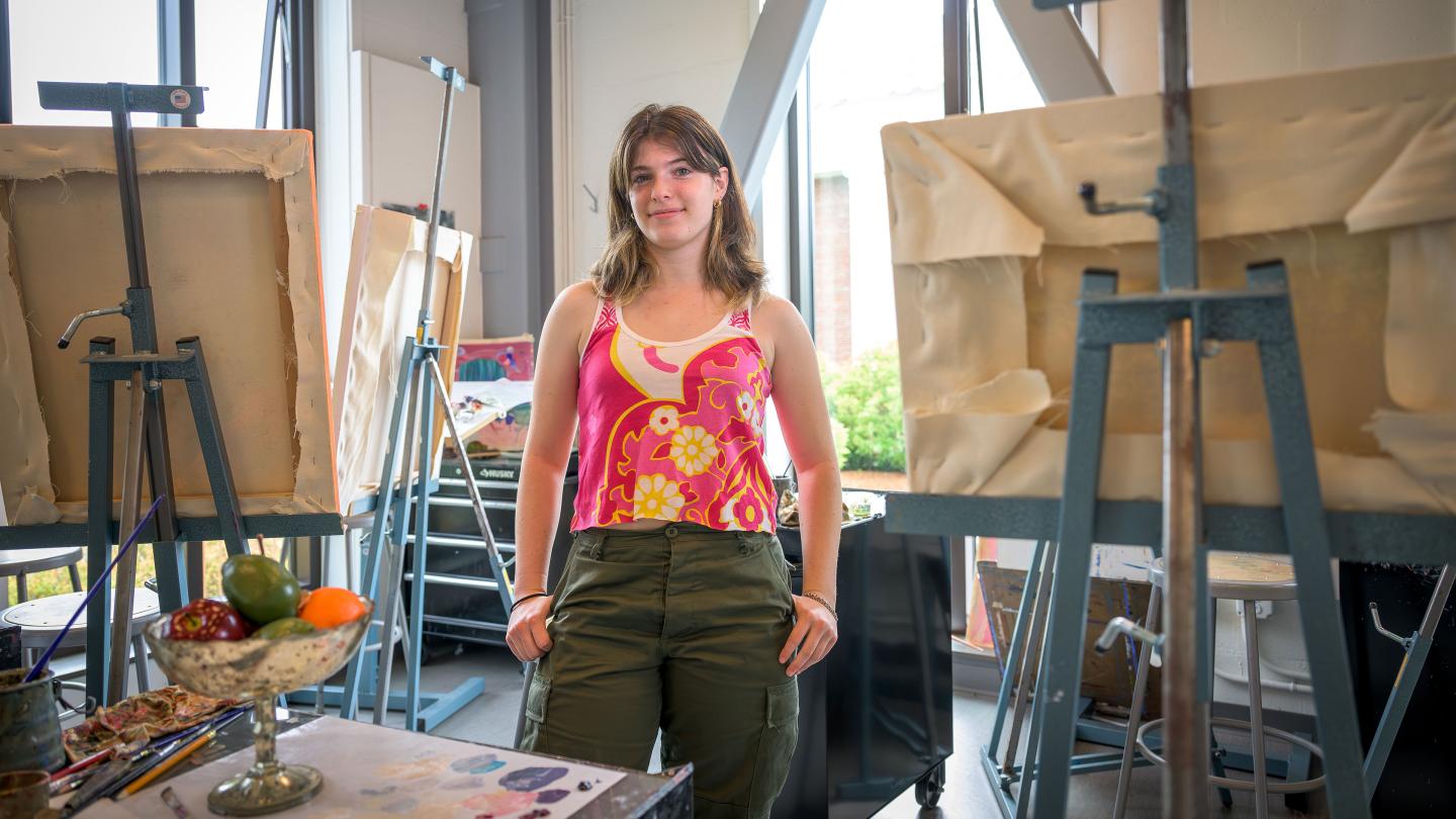 Samantha Seeley '23 in art studio