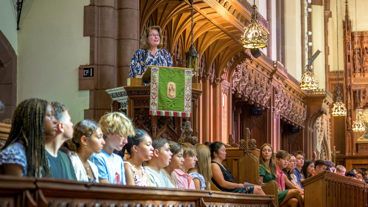 Rector Kathy Giles speaking during Fall Convocation 2023