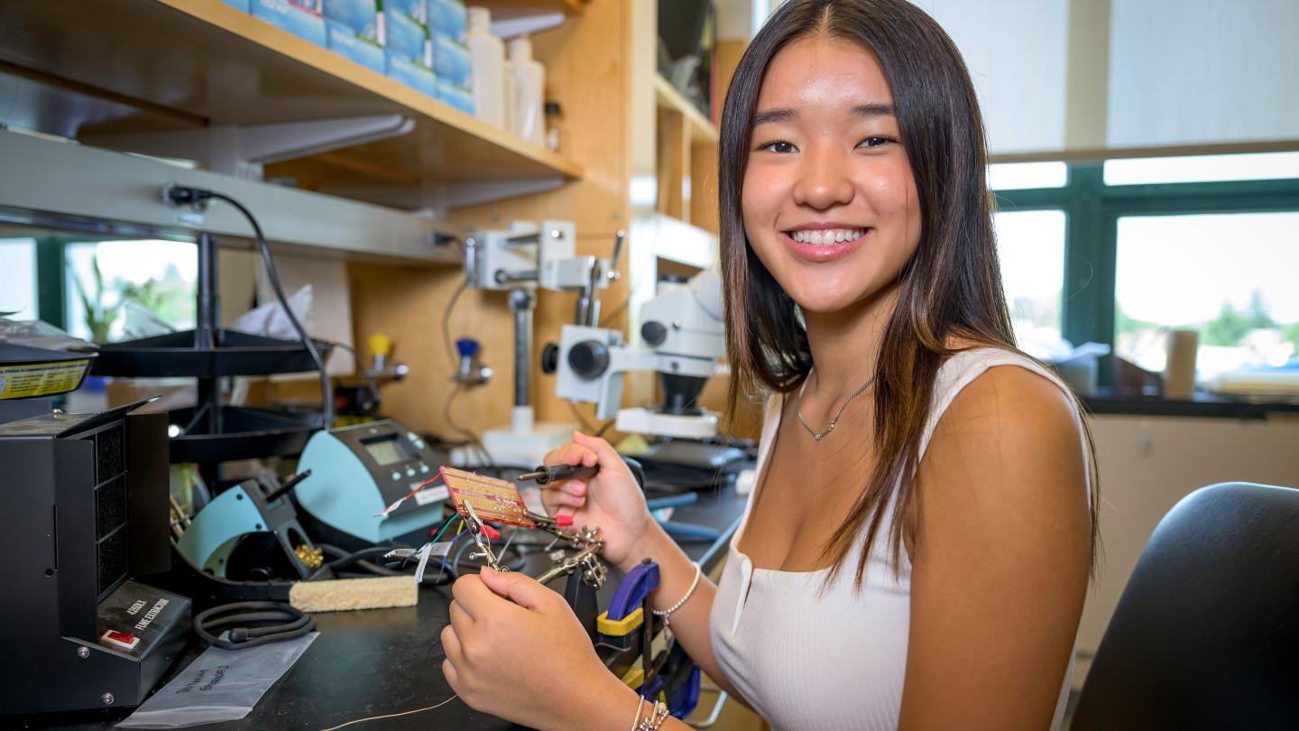 Miru Nam '24 at the Tyrell Laboratory at Tufts University summer 2023