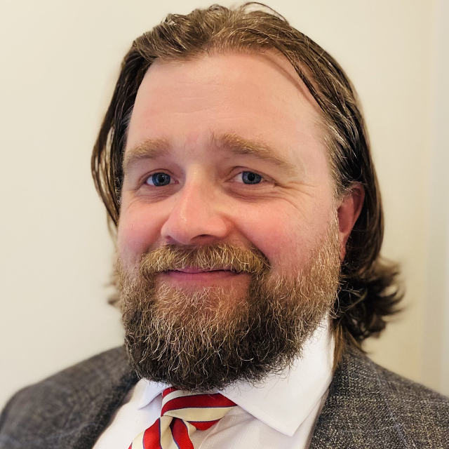 Chas Hollinger headshot